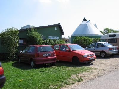 Außenansicht vom Parkplatz aus gesehen